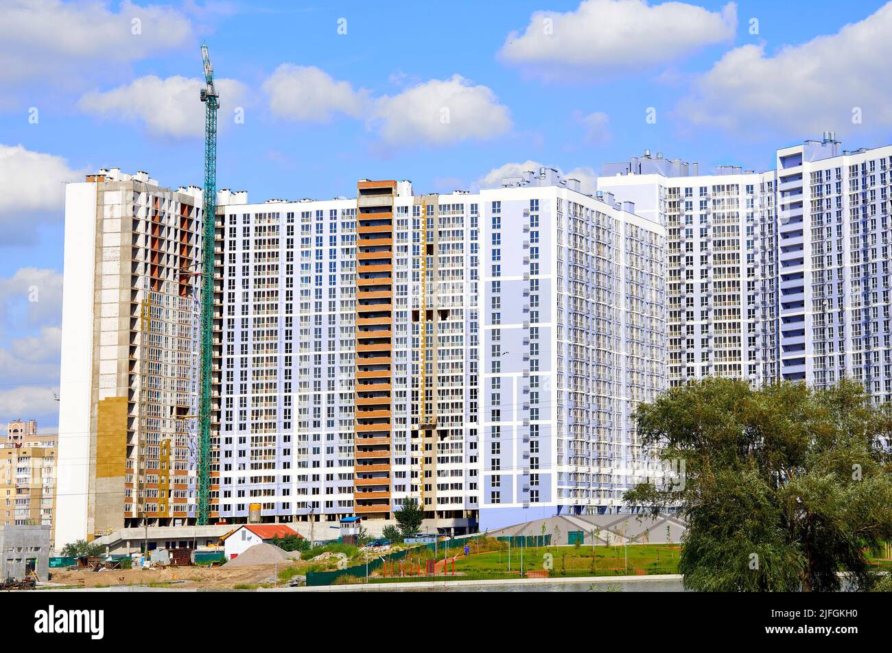 Neues Gebäude in toller Lage in der Nähe des Sees Stockfoto