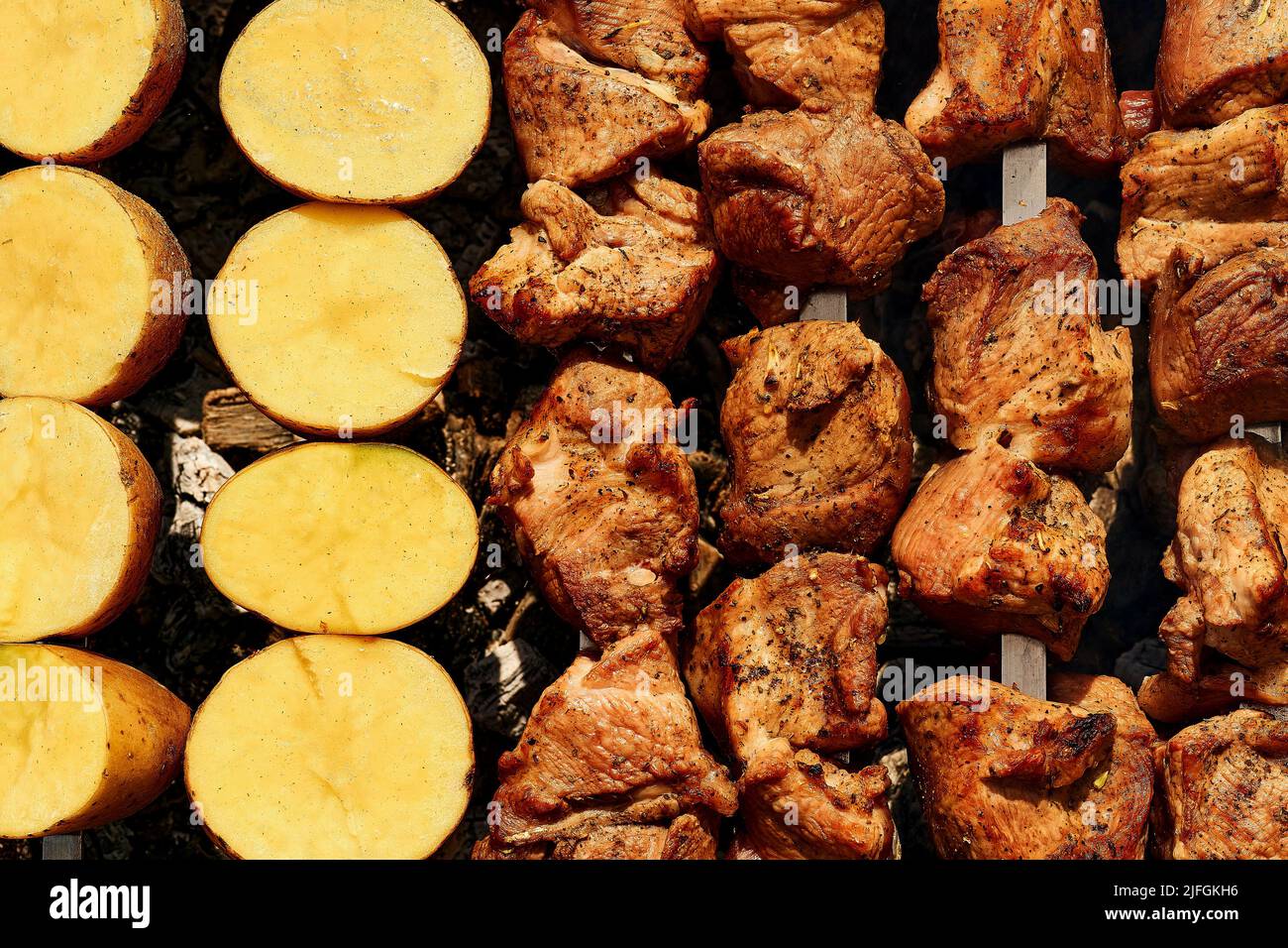 Köstliches Stück Fleisch gebraten über dem Feuer bei einem Picknick. Stockfoto