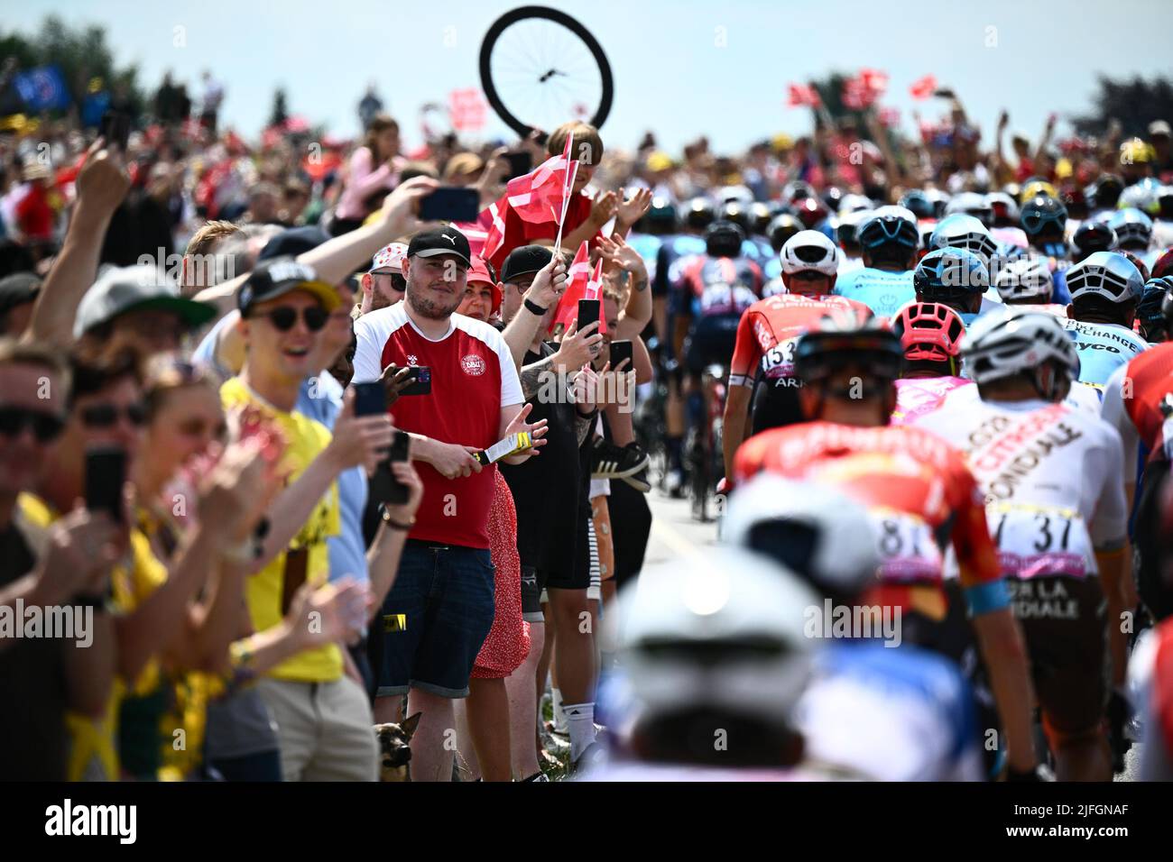 Vejle nach Sonderborg, Dänemark. 3.. Juli 2022. Sonderborg, Dänemark. 03.. Juli 2022. Radsportfans jubeln bei der dritten Etappe des Radrennens der Tour de France, 182km von Vejle nach Sonderborg, Dänemark, am Sonntag, den 03. Juli 2022 an. Die diesjährige Tour de France findet vom 01. Bis 24. Juli 2022 statt und startet mit drei Etappen in Dänemark. BELGA FOTO JASPER JACOBS Kredit: Belga Nachrichtenagentur/Alamy Live Nachrichtenquelle: Belga Nachrichtenagentur/Alamy Live Nachrichten Stockfoto