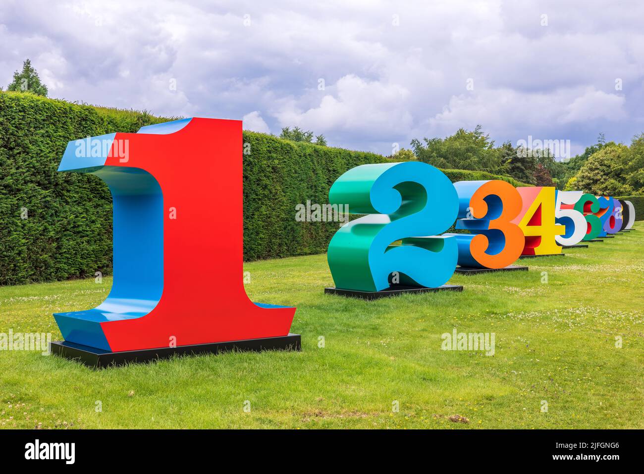 EINS bis NULL (die zehn Zahlen), Skulptur aus dem Jahr 1980-2001 des amerikanischen Künstlers Robert Indiana, ausgestellt im YSP bei Wakefield, Großbritannien. Stockfoto