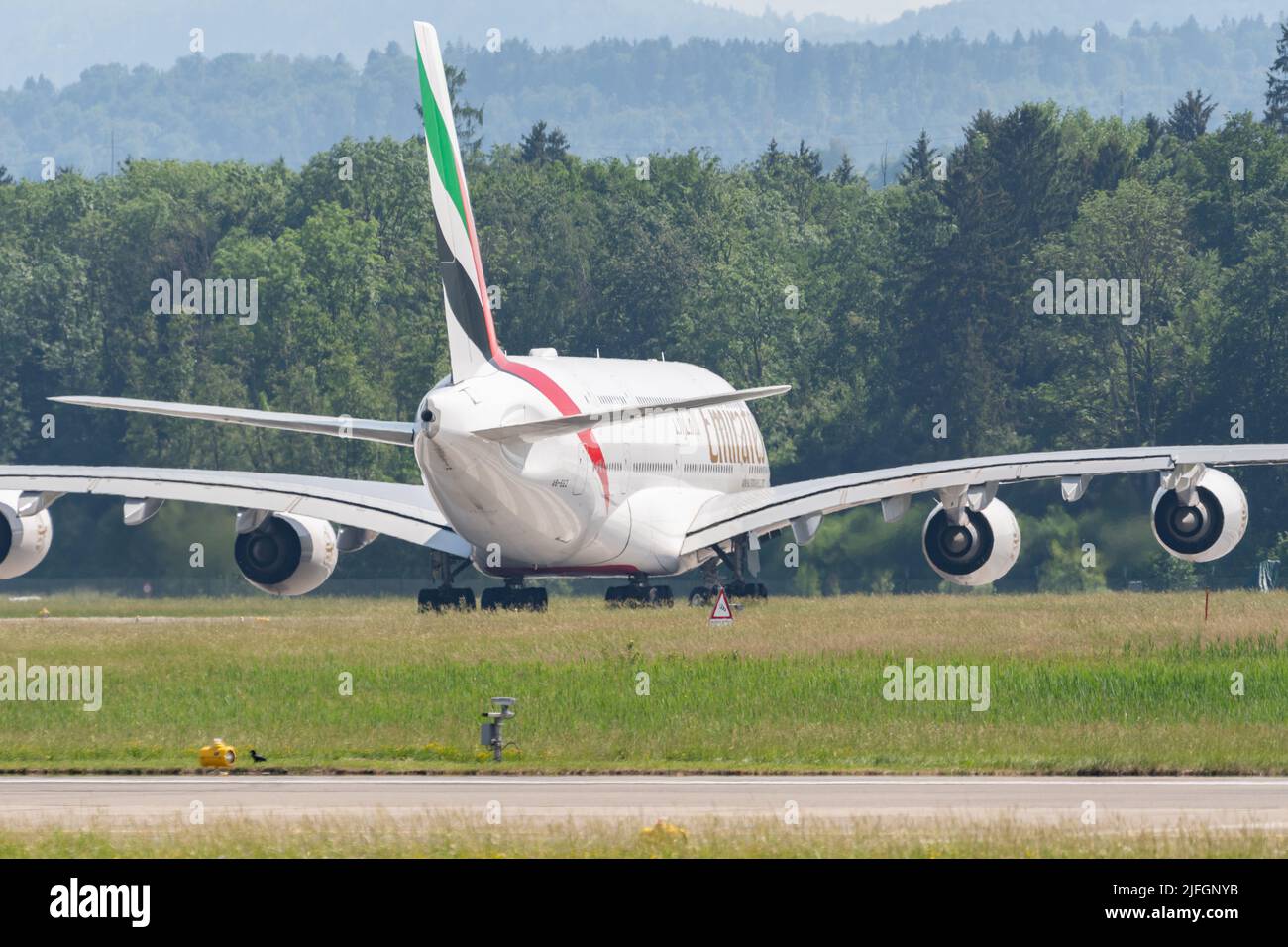 Zürich, Schweiz, 20. Mai 2022 Emirates Airbus A380-800 rollt auf die Startposition der Start-Bahn 16 Stockfoto