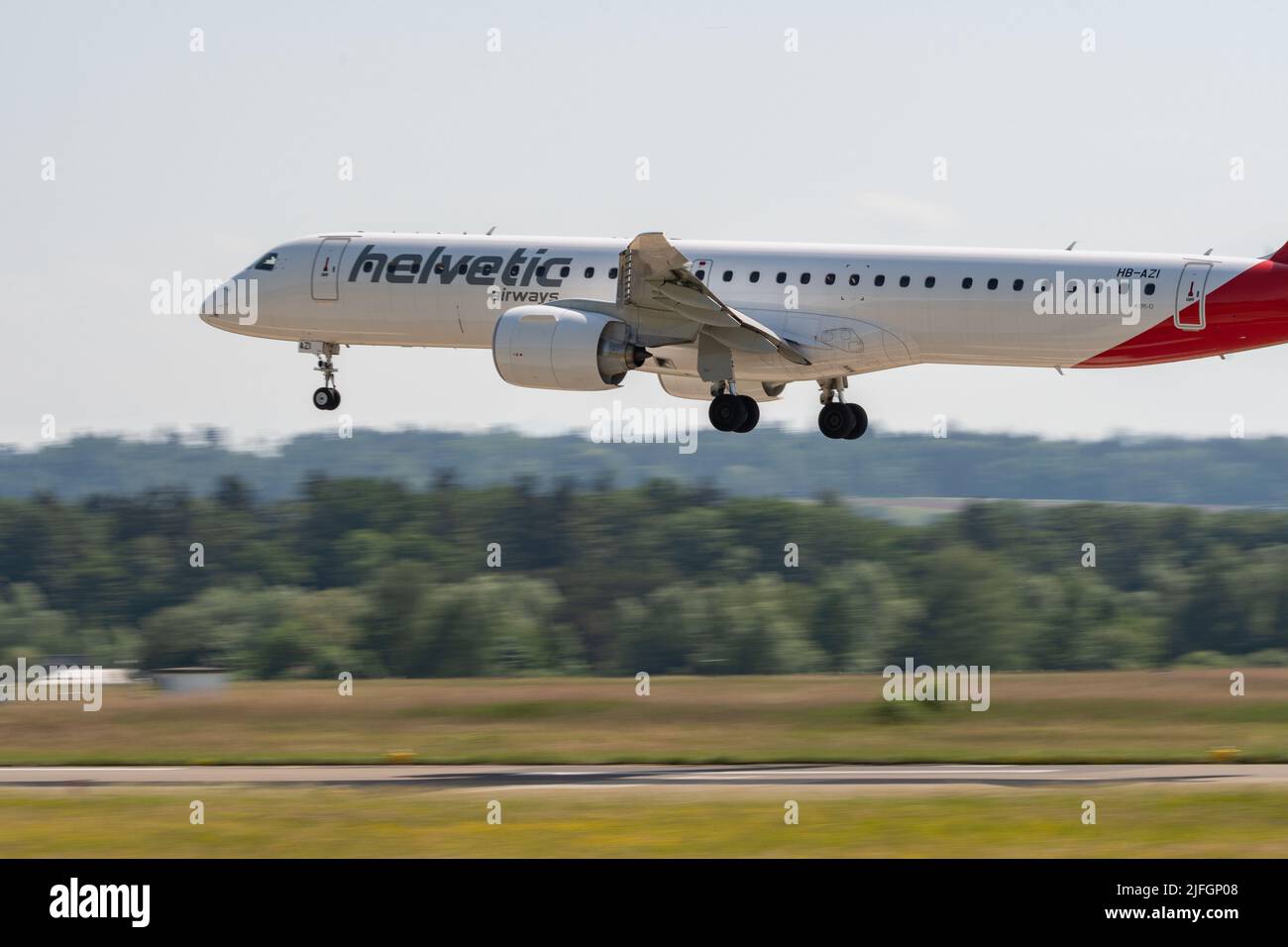 Zürich, Schweiz, 20. Mai 2022 Helvetic Airways Embraer E-195-E2 Ankunft der Flugzeuge auf der Landebahn 14 Stockfoto