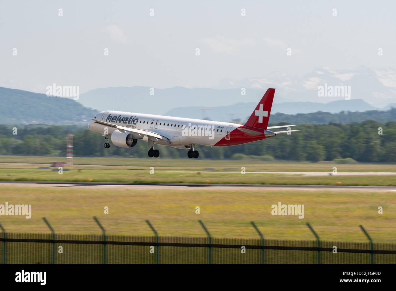 Zürich, Schweiz, 20. Mai 2022 Helvetic Airways Embraer E-195-E2 Ankunft der Flugzeuge auf der Landebahn 14 Stockfoto