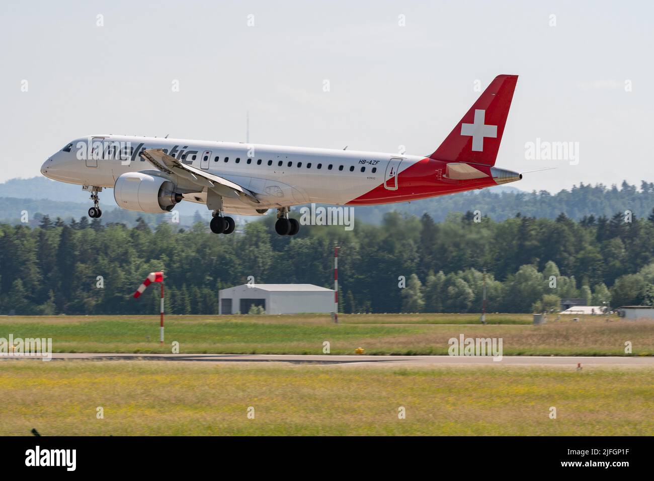 Zürich, Schweiz, 20. Mai 2022 Helvetic Airways Embraer E-195-E2 Ankunft der Flugzeuge auf der Landebahn 14 Stockfoto