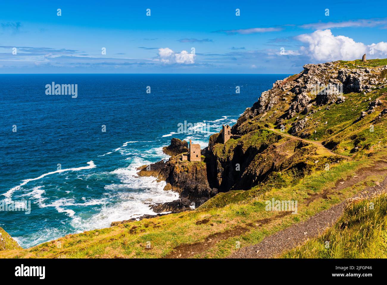 Blick auf das Meer um die Kronen Maschinenhäuser in Botallack, Cape Cornwall, Penzance, Cornwall, Großbritannien Stockfoto