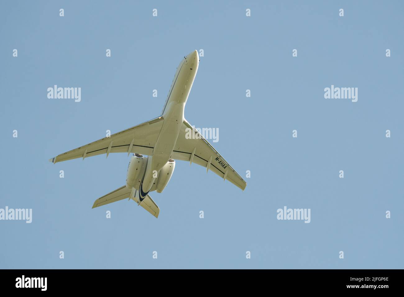 Zürich, Schweiz, 20. Mai 2022 Bombardier BD-700-1A10 Global 6000 fliegt von der Start- und Landebahn 32 ab Stockfoto