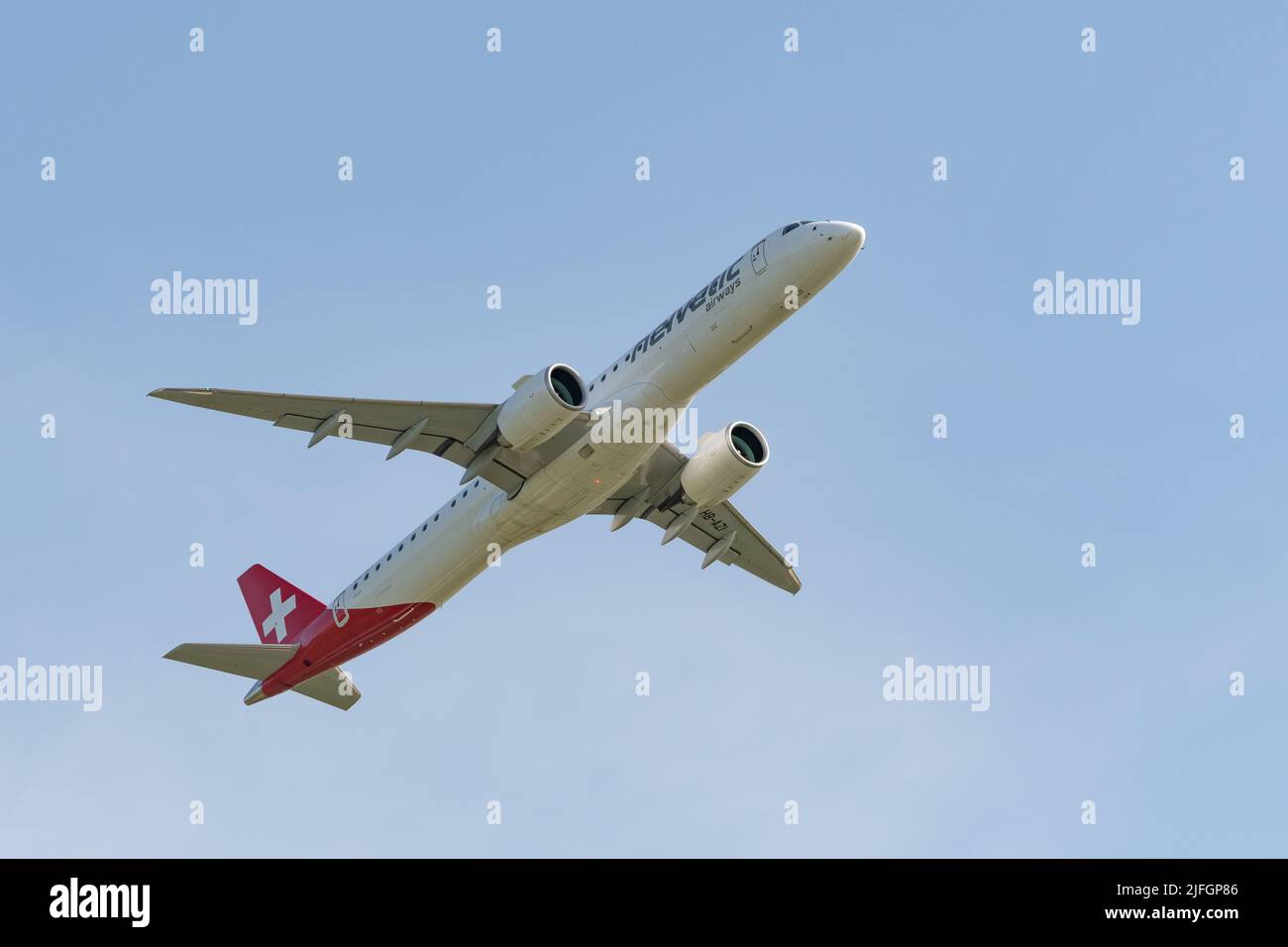 Zürich, Schweiz, 20. Mai 2022 Helvetic Airways Embraer E-195-E2 fliegt von der Start- und Landebahn 32 ab Stockfoto