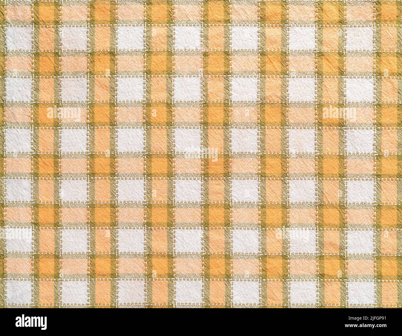 Karierter Baumwollstoff Hintergrund. Makro-Textur von weiß orange Küchentuch. Detail der Oberfläche der Stoffstruktur. Farbiger Webstoff in Nahaufnahme. Stockfoto