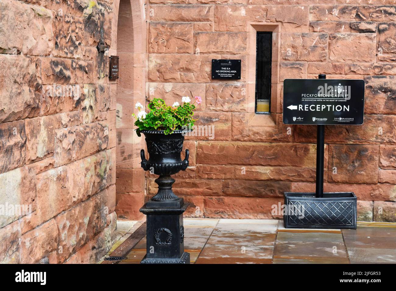 Peckforton Castle ist ein viktorianisches Landhaus im Stil eines mittelalterlichen Gebäudes Stockfoto