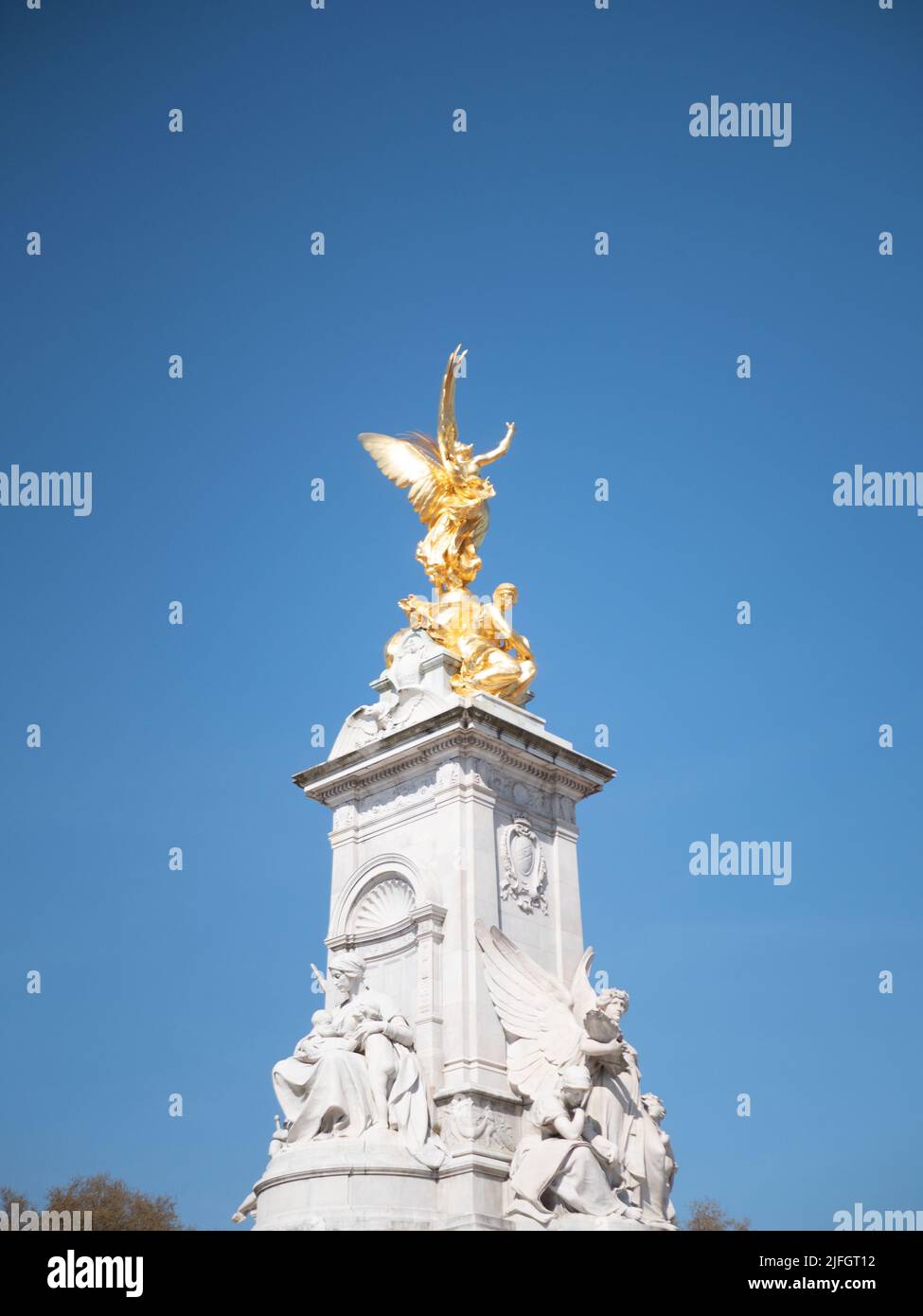 Eine Aufnahme der goldenen Victoria-Gedenkstatue unter blauem, hellem Himmel in London Stockfoto