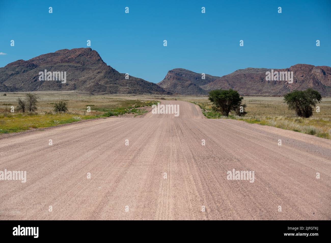 Roadtrip auf einer Schotterstraße in Namibia Arika Stockfoto