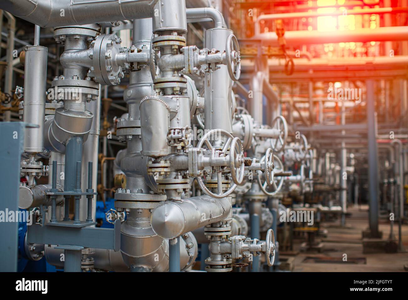 Ausrüstung der Raffinerieanlage für Rohrleitungsöl- und Gasventile am Drucksicherheitsventil der Gasanlage selektiv Stockfoto