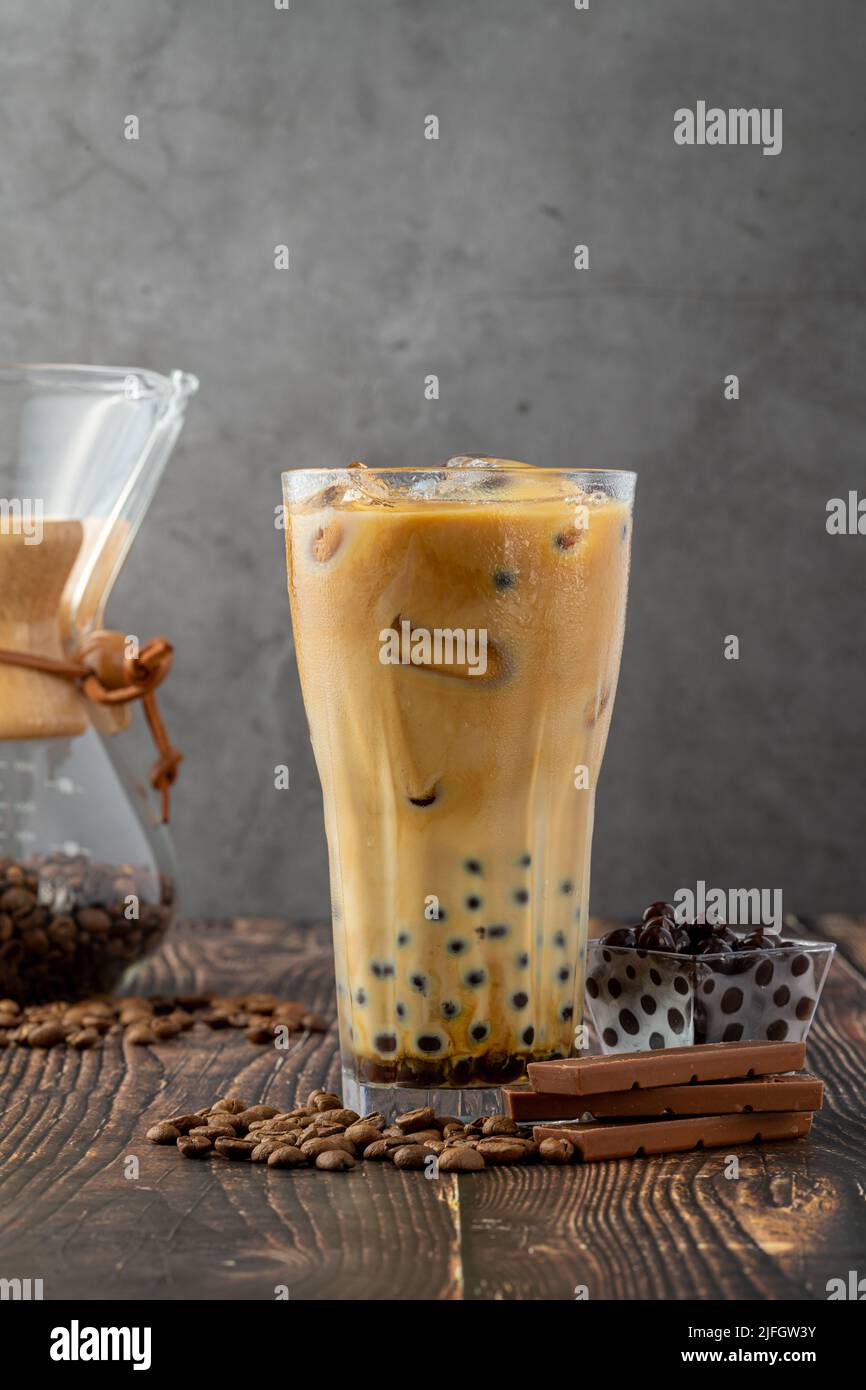 Bubble Tee mit Kaffee und Schokolade in Glas Tasse auf dunklem Hintergrund. Stockfoto