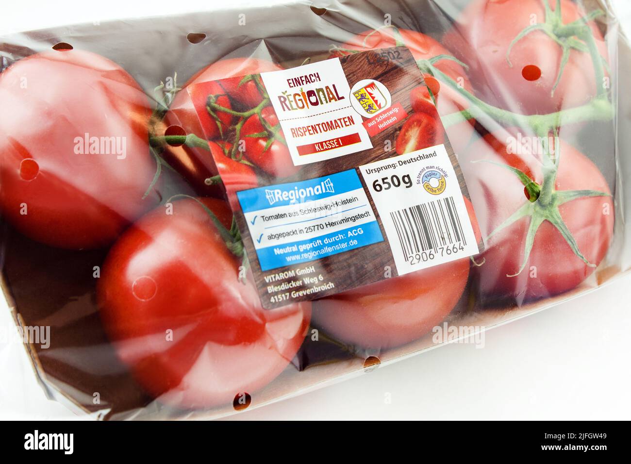 Hamburg, Deutschland - Juni 27 2021: Rispen-Tomaten Regional Schleswig Holstein Bio in der Verpackung Stockfoto