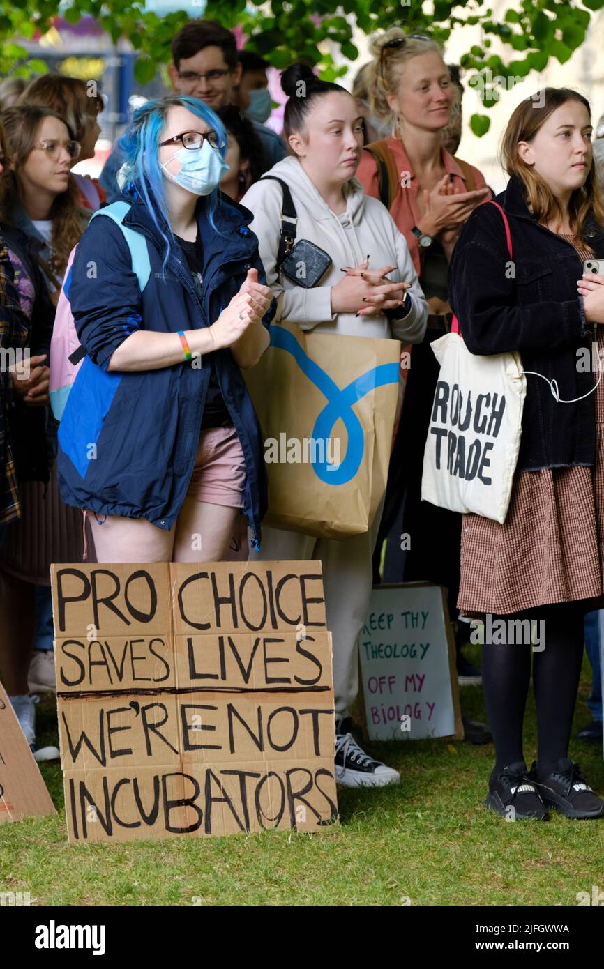 College Green, Bristol, Großbritannien. 3.. Juli 2022. Ein Marsch für das Recht zu wählen. Aktivisten versammeln sich in Bristol, um ihre Besorgnis über die Einschränkung der Abtreibungsrechte durch die USA zum Ausdruck zu bringen. Kredit: JMF Nachrichten/Alamy Live Nachrichten Stockfoto