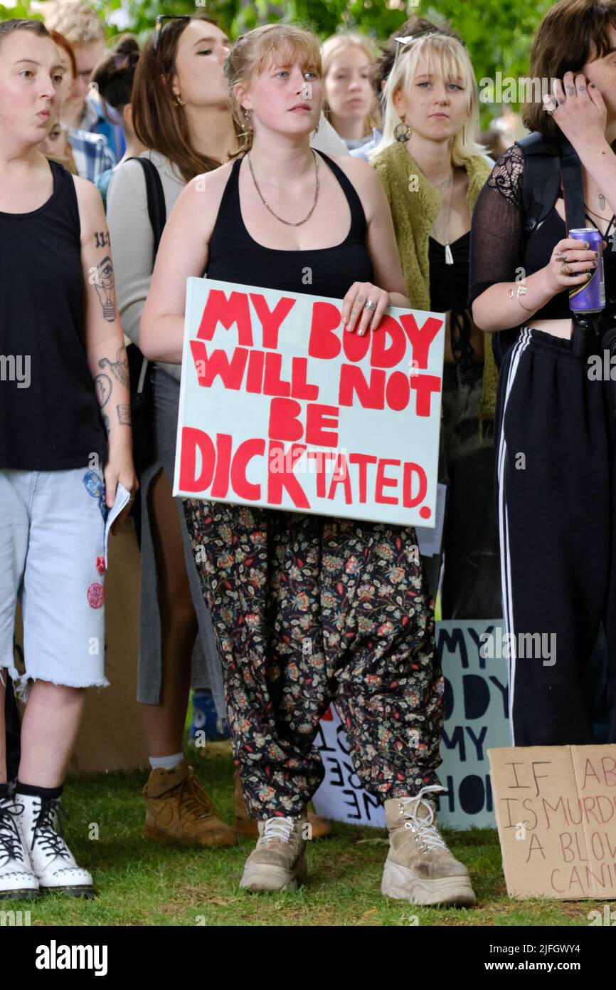 College Green, Bristol, Großbritannien. 3.. Juli 2022. Ein Marsch für das Recht zu wählen. Aktivisten versammeln sich in Bristol, um ihre Besorgnis über die Einschränkung der Abtreibungsrechte durch die USA zum Ausdruck zu bringen. Kredit: JMF Nachrichten/Alamy Live Nachrichten Stockfoto