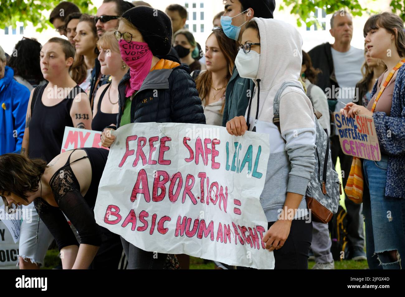 College Green, Bristol, Großbritannien. 3.. Juli 2022. Ein Marsch für das Recht zu wählen. Aktivisten versammeln sich in Bristol, um ihre Besorgnis über die Einschränkung der Abtreibungsrechte durch die USA zum Ausdruck zu bringen. Kredit: JMF Nachrichten/Alamy Live Nachrichten Stockfoto