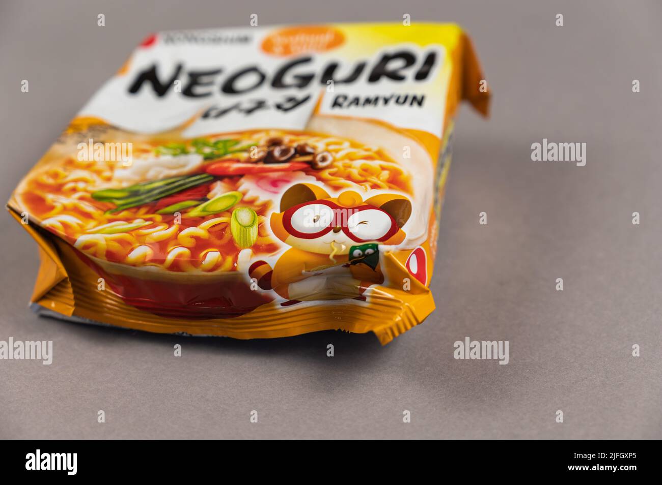 Neoguri Ramyun Instant Nudeln. Bunte Kunststoffverpackung auf grau. Produkte von Nongshim Co, Ltd. Es ist der größte südkoreanische Hersteller von Instant f Stockfoto