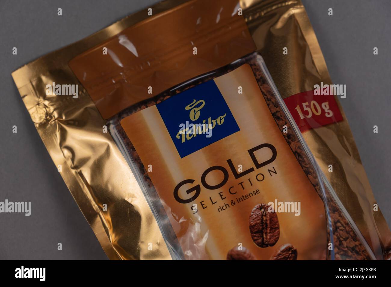 Tchibo Gold Selection Kaffee gegen Grau. Tchibo deutsches Unternehmen in der Produktion von Kaffee, sowie Markenbekleidung, Haushaltsgeräte, Hausgerätes beschäftigt Stockfoto