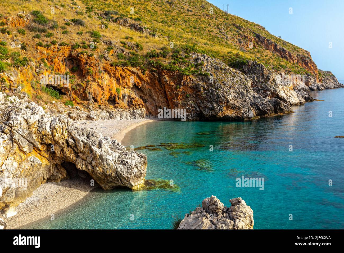 Paradies Sizilien Strand ohne Menschen und türkisfarbenes Meer Cala