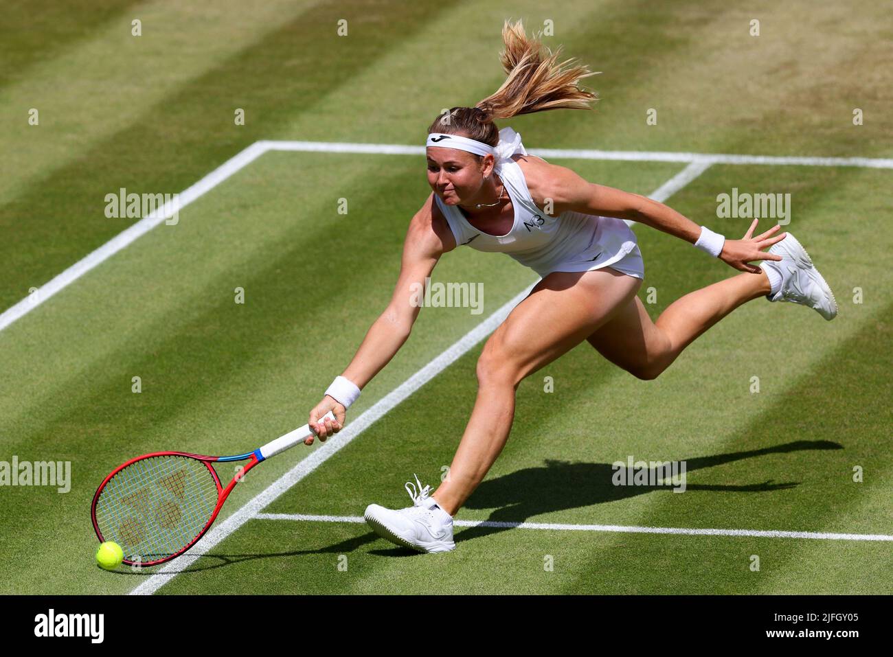 London, Großbritannien. London, Großbritannien. 3.. Juli 2022, All England Lawn Tennis and Croquet Club, London, England; Wimbledon Tennisturnier; Marie Bouzkova spielt eine Volley im Netz gegen Caroline Garcia in den Damen-Singles Credit: Action Plus Sports Images/Alamy Live News Credit: Action Plus Sports Images/Alamy Live News Stockfoto