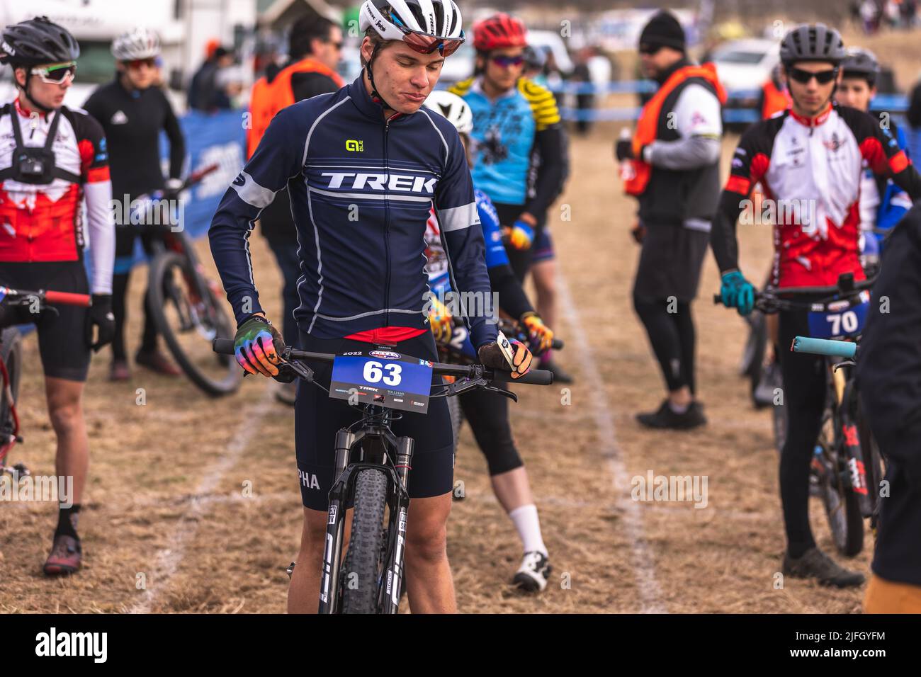 Ein kaukasischer Mann, der sich bereit gemacht hat, bei einem Rennen im DFW metroplex in Texas mit dem Fahrrad zu fahren Stockfoto