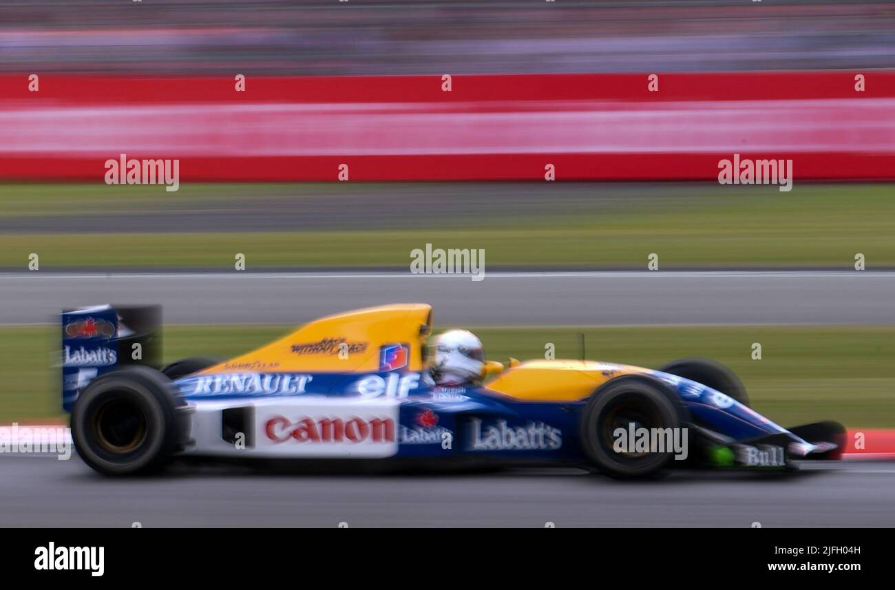 3.. Juli 2022, Silverstone Circuit, Silverstone, Northamptonshire, England: Großer Preis von Großbritannien F1, Renntag: Sebastian Vettel fährt das Auto, das er besitzt und auf CO2-neutralen Kraftstoff umgerüstet hat, der zuvor von Nigel Mansell in der Saison 1992 gefahren wurde, als er die Meisterschaft F1 gewann Stockfoto