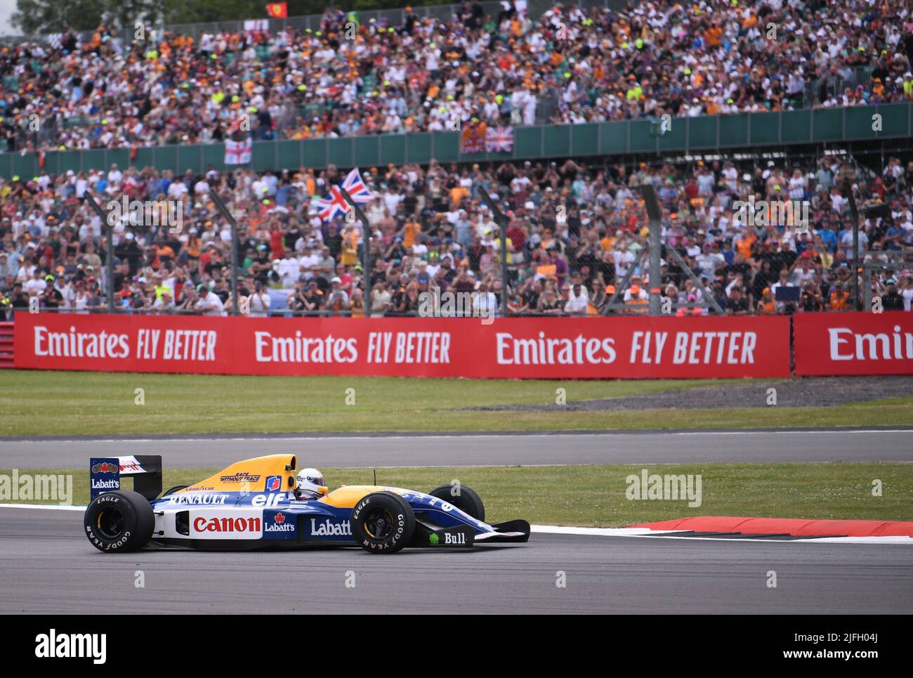 3.. Juli 2022, Silverstone Circuit, Silverstone, Northamptonshire, England: Großer Preis von Großbritannien F1, Renntag: Sebastian Vettel fährt das Auto, das er besitzt und auf CO2-neutralen Kraftstoff umgerüstet hat, der zuvor von Nigel Mansell in der Saison 1992 gefahren wurde, als er die Meisterschaft F1 gewann Stockfoto