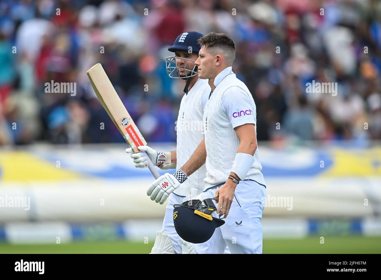 James Anderson und Matthew Potts von England verlassen das Feld am Ende ihrer Innings in , am 7/3/2022. (Foto von Craig Thomas/News Images/Sipa USA) Stockfoto