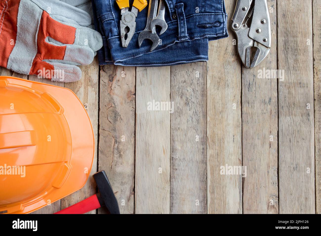Labor Day ist ein Bundesfeiertag der Vereinigten Staaten von Amerika. Reparaturgeräte und viele praktische Werkzeuge auf Holzkälbe Hintergrund. Draufsicht mit Kopierbereich fo Stockfoto
