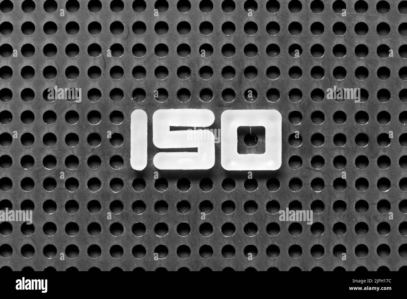 Weißer Buchstabe im Wort iso auf schwarzem Hintergrund der Leiterplatte Stockfoto