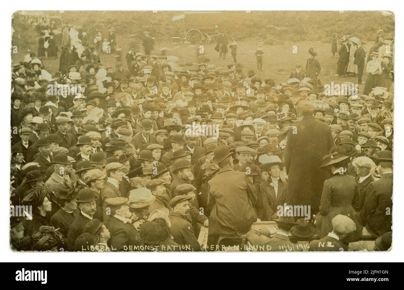 Edwardianische Ära, historische Postkarte aus Cornwall mit großer Menschenmenge, die sich zu einer liberalen Demonstration in der Perran Round oder der St. Piran's Round (einem mittelalterlichen Amphitheater) in der Nähe des Weilers Rose, Perranporth, Cornwall, England, vom 11. Juni 1910 versammelten. Stockfoto