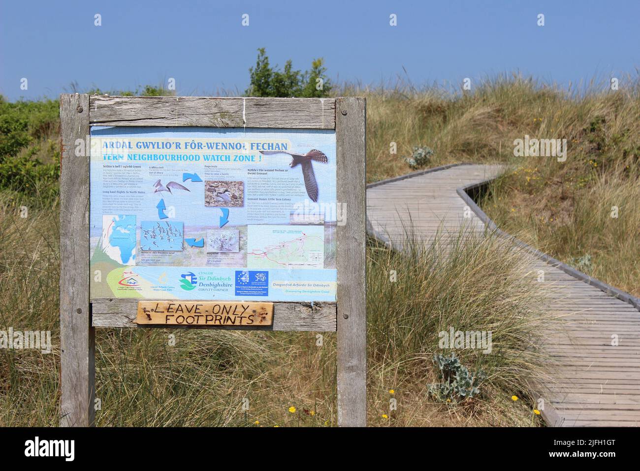 Informationen Zeichen an gronant Dünen SSSI, Wales - der Standort einer zuchtpopulation von Zwergseeschwalben Stockfoto