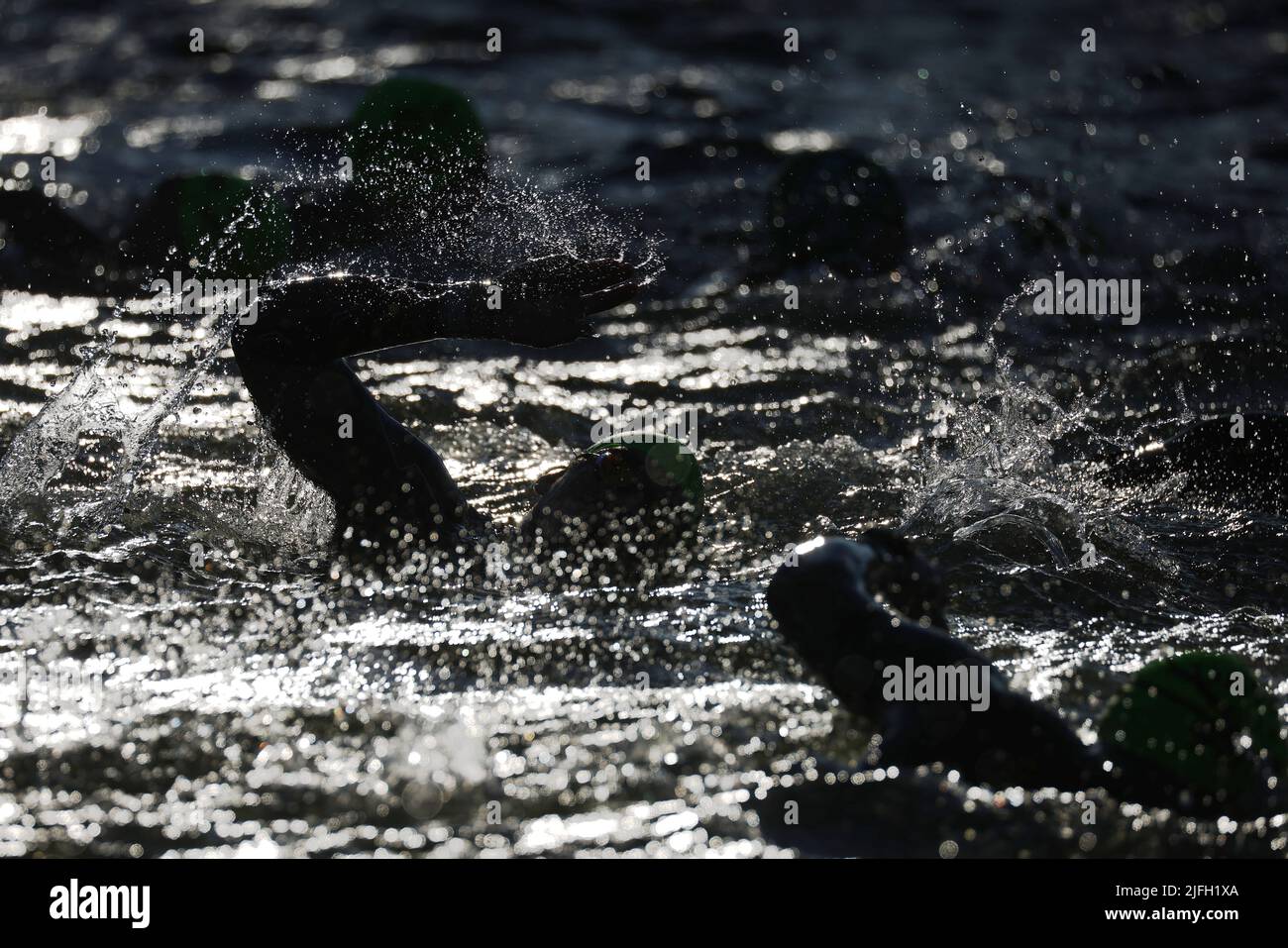 Hilpoltstein, Deutschland. 03.. Juli 2022. Triathleten starten bei der Datev Challenge Roth mit dem Schwimmbein. Bei der Triathlon-Ausgabe 20. müssen die Teilnehmer 3,8 km schwimmen, 1780 km fahren und 42,2 km laufen. Quelle: Daniel Karmann/dpa/Alamy Live News Stockfoto