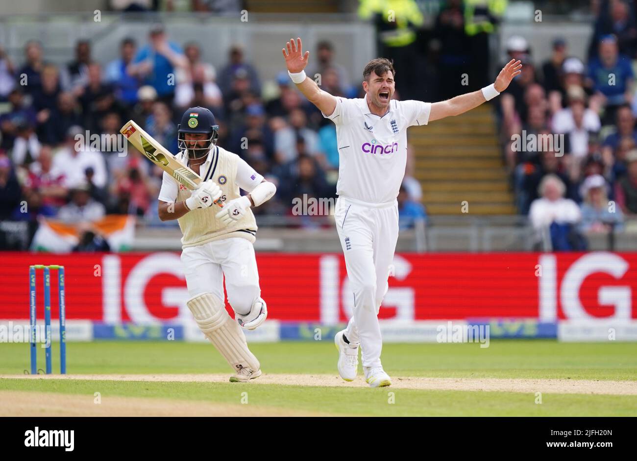 Der englische James Anderson appelliert am dritten Tag des fünften Spiels der LV= Insurance Test Series im Edgbaston Stadium, Birmingham, erfolglos für das Dickicht des indischen Cheteshwar Pujara. Bilddatum: Sonntag, 3. Juli 2022. Stockfoto