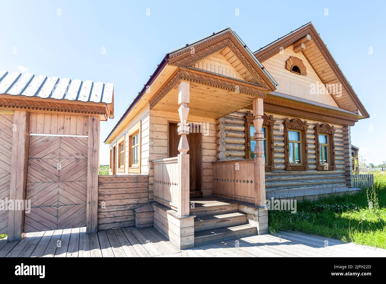 Samara, Russland - 25. Juni 2022: Ethnokultureller Komplex 'People's Friendship Park'. Traditionelles mordovianisches Holzhaus mit dekorativen geschnitzten aus Stockfoto