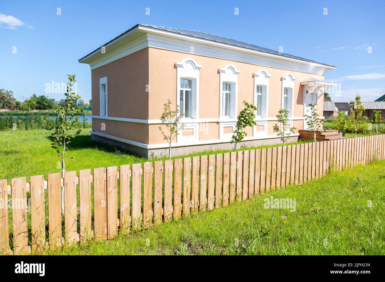 Samara, Russland - 25. Juni 2022: Ethnokultureller Komplex 'People's Friendship Park'. Traditionelles jüdisches Steinhaus mit Holzzaun Stockfoto