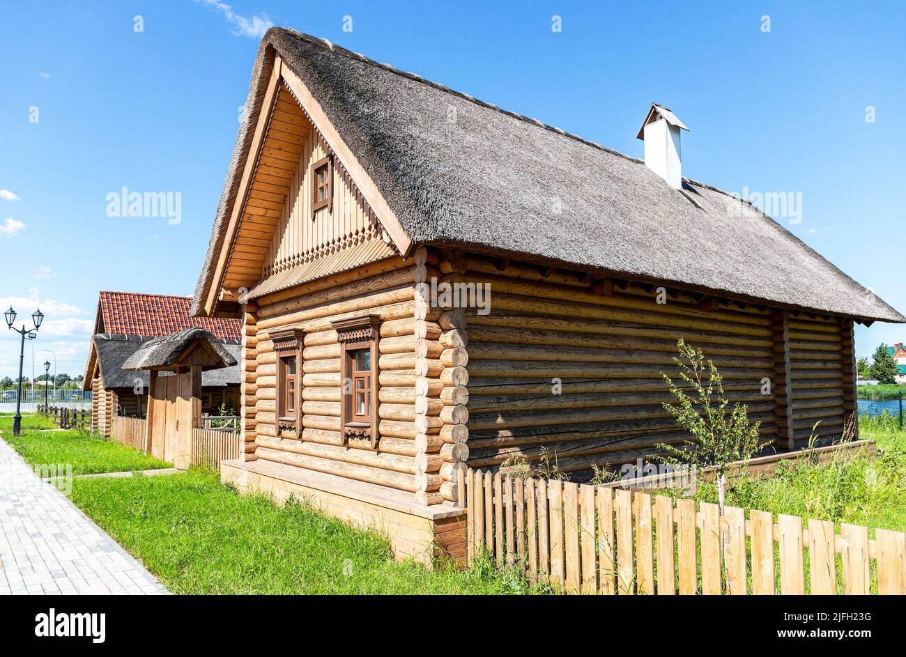 Samara, Russland - 25. Juni 2022: Ethnokultureller Komplex 'People's Friendship Park'. Traditionelles weißrussisches Holzhaus mit Strohdach. National Be Stockfoto