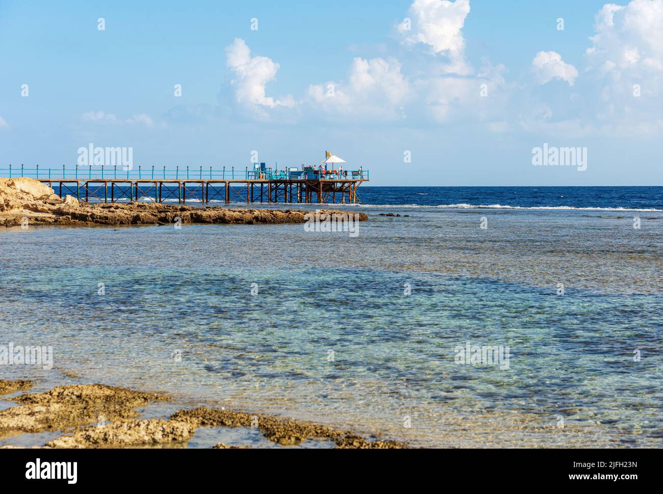 Meereslandschaft des Roten Meeres bei Marsa Alam, Ägypten, Afrika. Hölzerner Pier über dem Korallenriff zum Tauchen, Schnorcheln und Schwimmen. Stockfoto