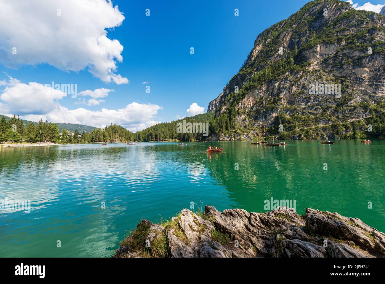 Lago di Prags oder Pragser Wildsee. Kleiner alpiner See und Gebirgskette des Sasso del Signore. Dolomiten, Südtirol, Trentino-Südtirol, Italien. Stockfoto