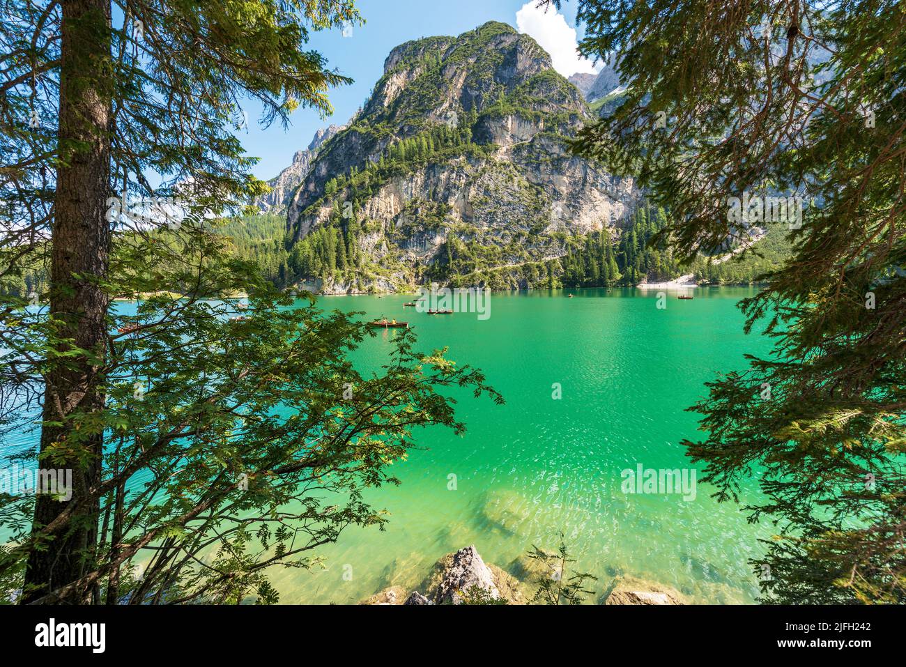 Lago di Prags oder Pragser Wildsee. Kleiner alpiner See und Gebirgskette des Sasso del Signore. Dolomiten, Südtirol, Trentino-Südtirol, Italien. Stockfoto