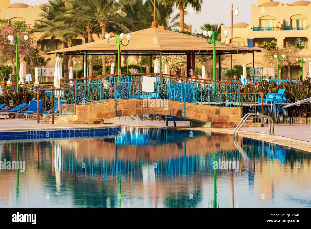 Leeres Schwimmbad in einem touristischen Dorf in Ägypten, Ferienort an der Küste des Roten Meeres, Sahara Wüste, Marsa Alam, Afrika. Stockfoto