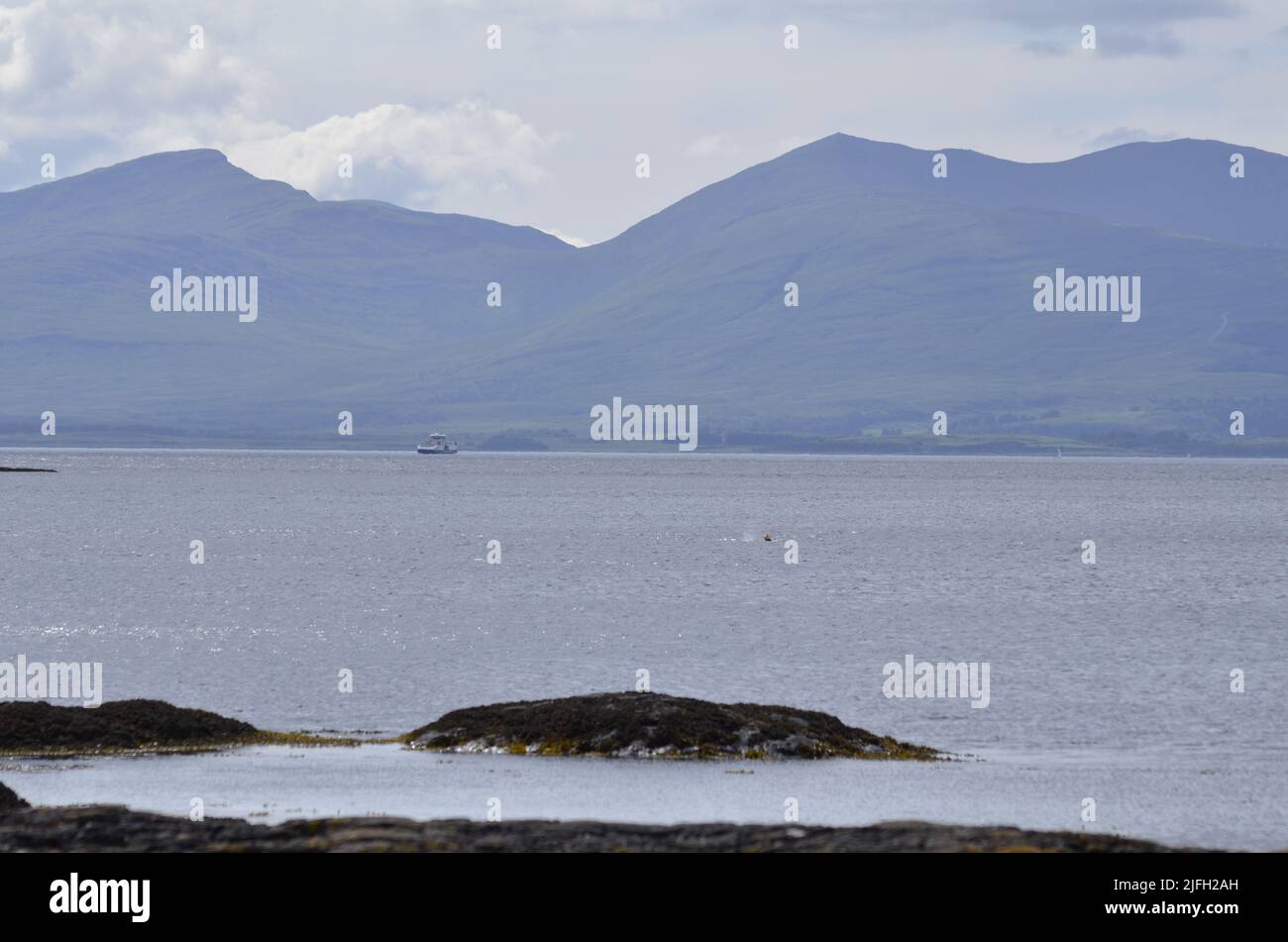 Die Gipfel der Isle of Mull vom Festland aus gesehen in der Nähe von Oban, Argyll und Bute, Schottland, Großbritannien Stockfoto