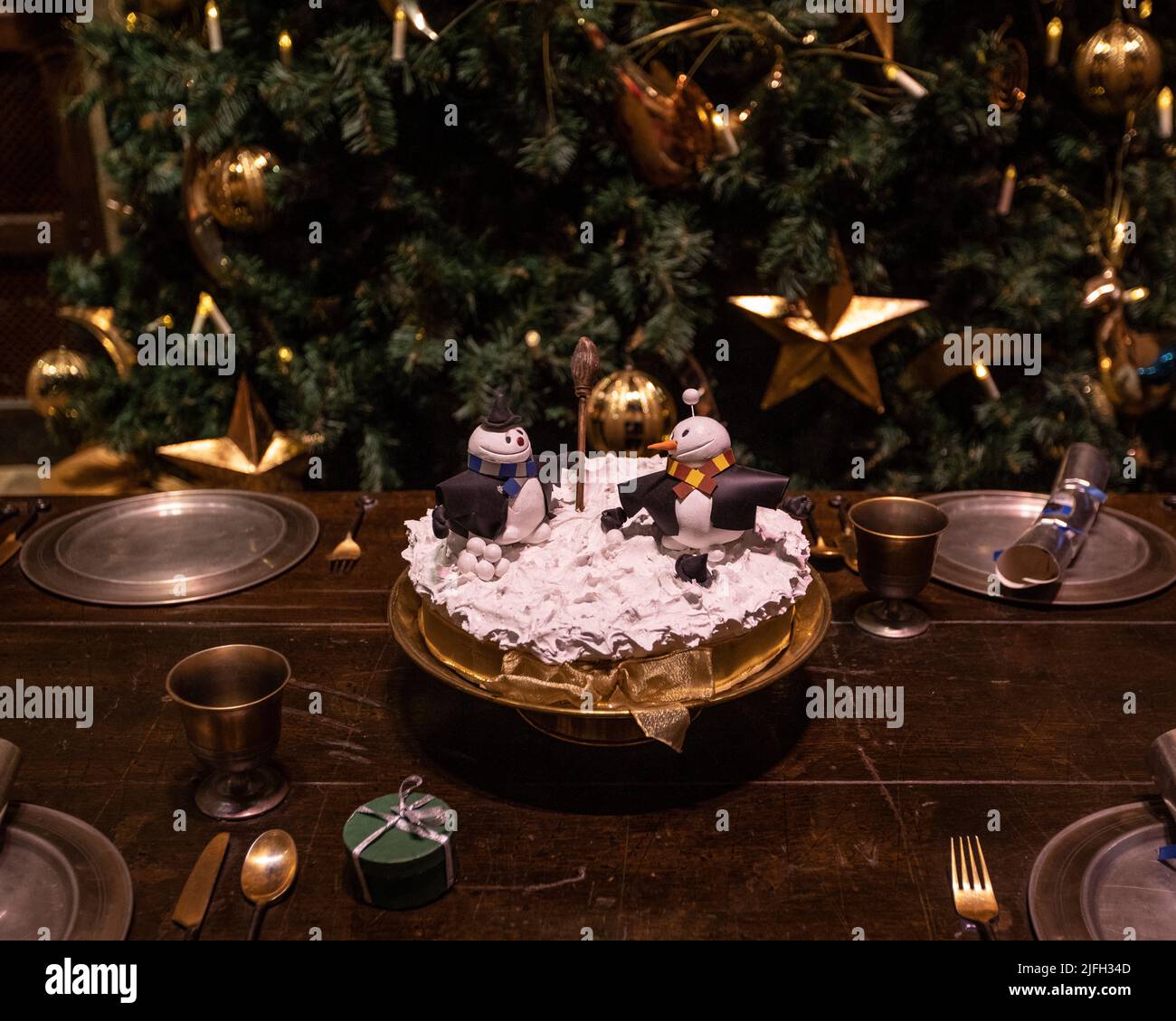 Leavesden, Großbritannien - 9th 2022. Januar: Weihnachtskuchen auf dem Tisch einer festlich anmutenden Großen Halle von Hogwarts, bei der Making of Harry Potter Tour im W Stockfoto