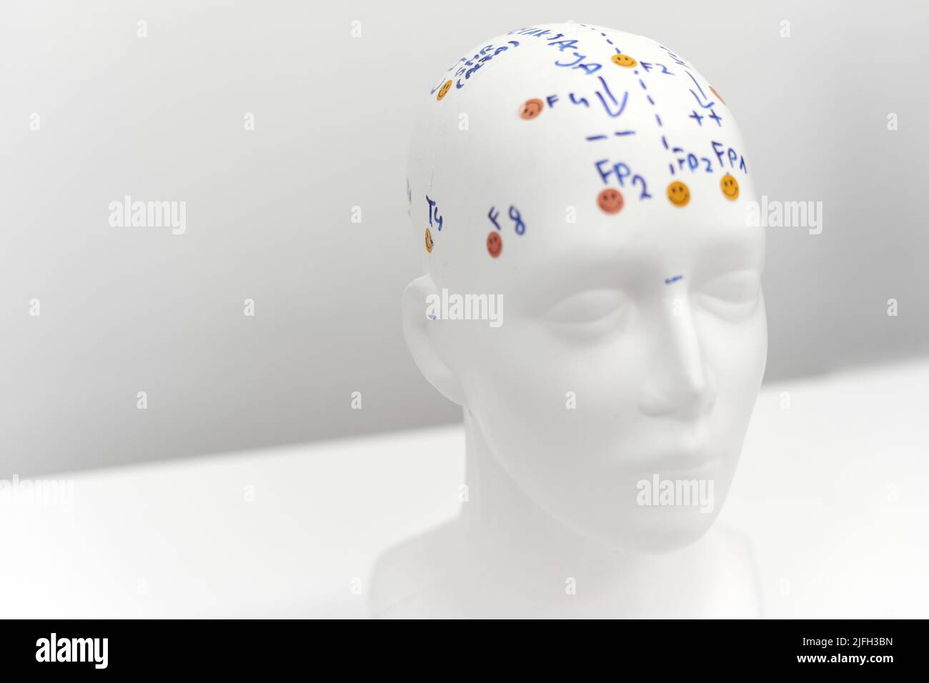 Abguss eines menschlichen Kopfes zur Überwachung eines Patienten während der Biofeedback-Therapie Stockfoto