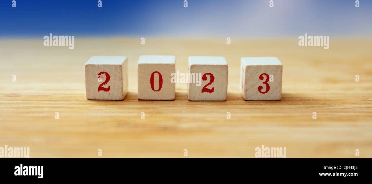 2023 Happy New Year Celebration Konzept. 2023-stellige Zahl auf Holzwürfel auf Holztisch klar blauer Himmel Hintergrund. Neubeginn, Plan, Ziel, Nacherfolg Stockfoto