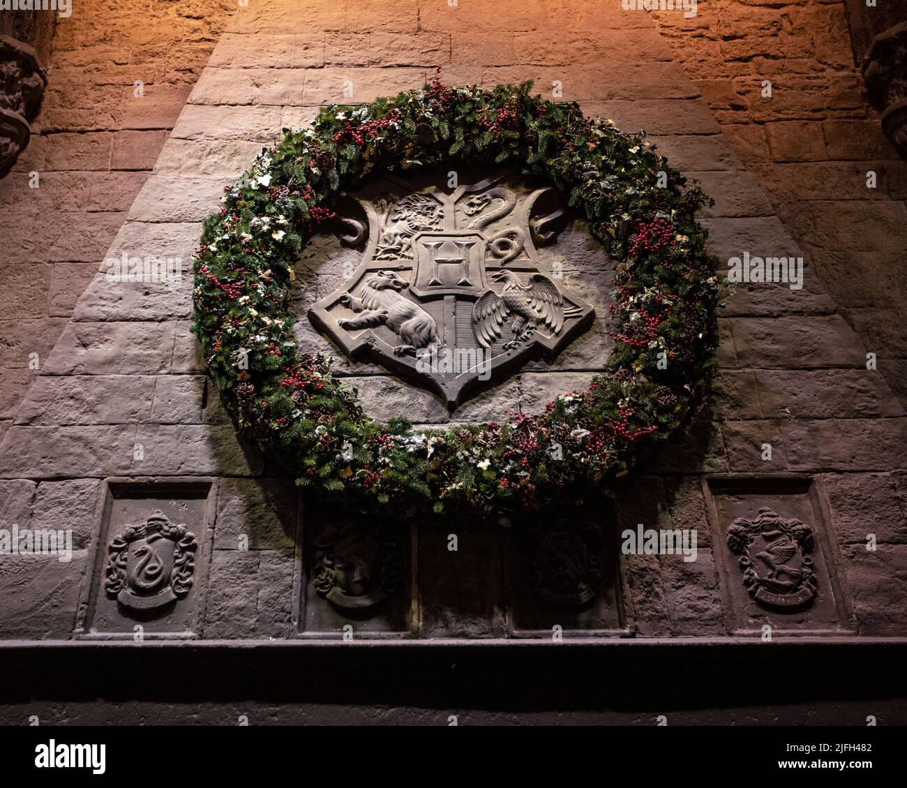 Leavesden, Großbritannien - 9th 2022. Januar: Festlicher Kranz in der Großen Halle von Hogwarts, bei der Making of Harry Potter Tour in den Warner Bros. Studios in Leav Stockfoto