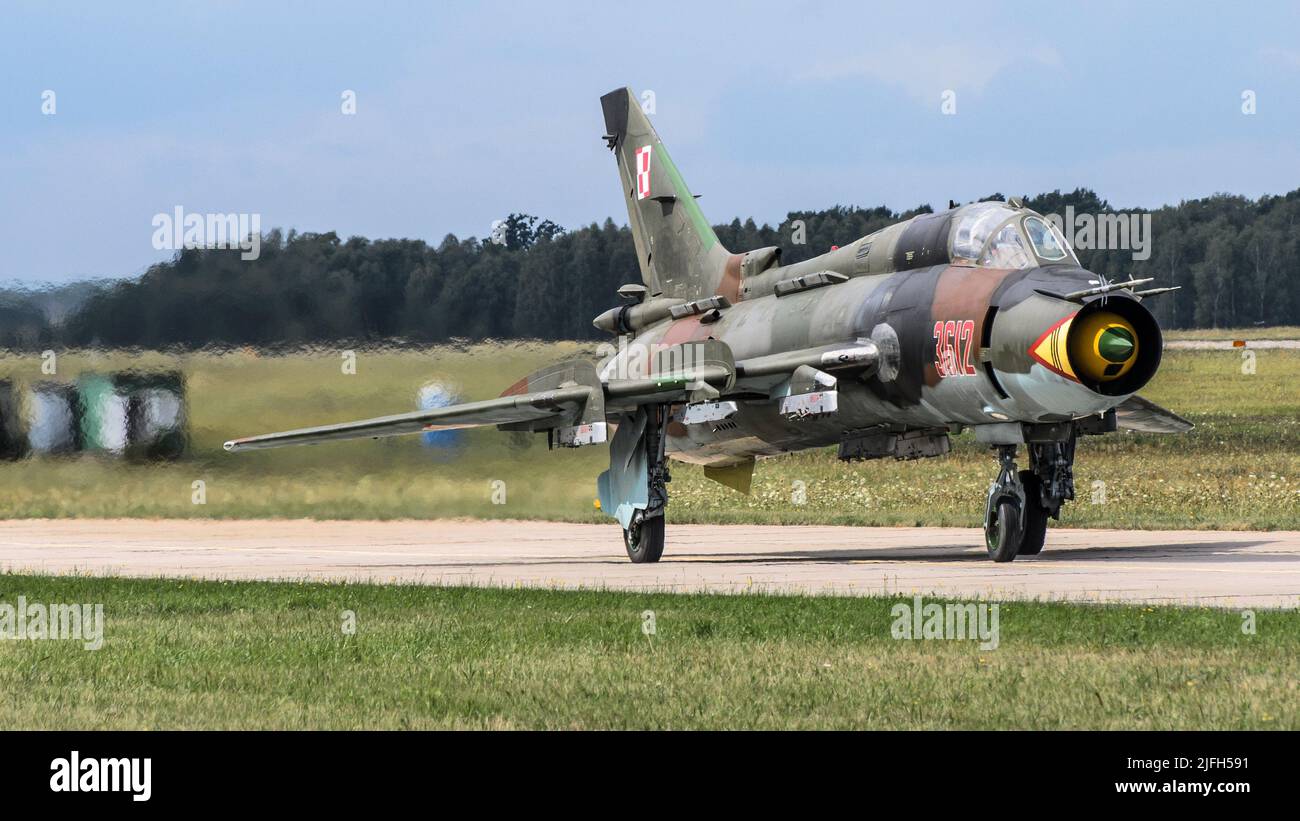 23. Militärflugplatz, Mińsk Mazowiecki, Polen - 14. August 2014: Kampfjet Su-22 der polnischen Luftwaffe auf dem Militärflughafen EPMM Stockfoto
