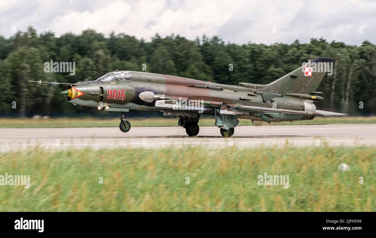 23. Militärflugplatz, Mińsk Mazowiecki, Polen - 14. August 2014: Kampfjet Su-22 der polnischen Luftwaffe auf dem Militärflughafen EPMM Stockfoto