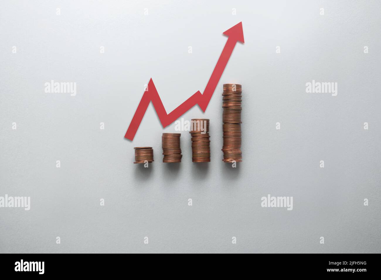 Konzept für steigende Inflation, Kosten und Preise, Stapel von Münzen in den Geschäftsdiagrammen mit Pfeil nach oben Stockfoto